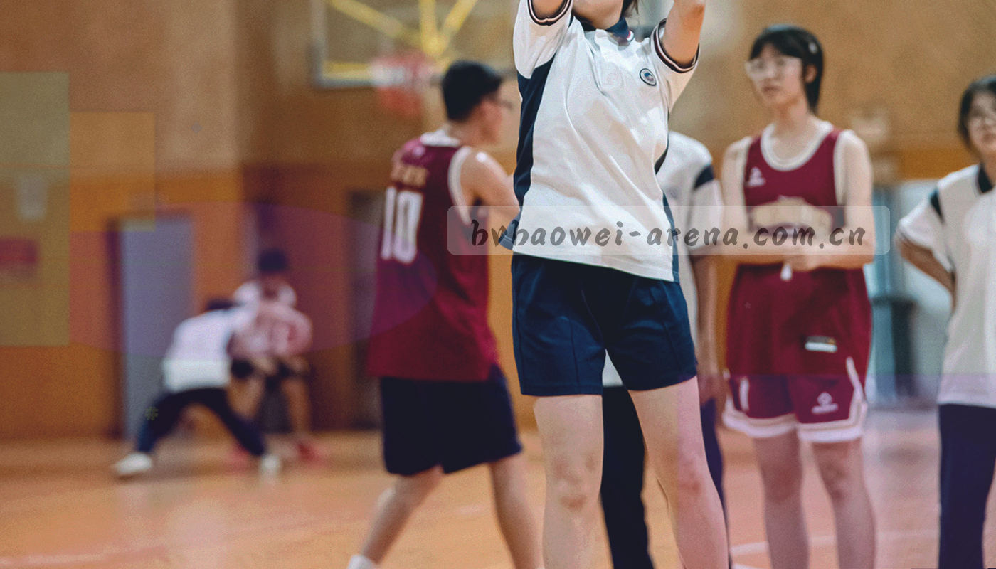 由规则网格与柔和曲线交叠构成的抽象图形，深绿与铜色为主，无文字与人物